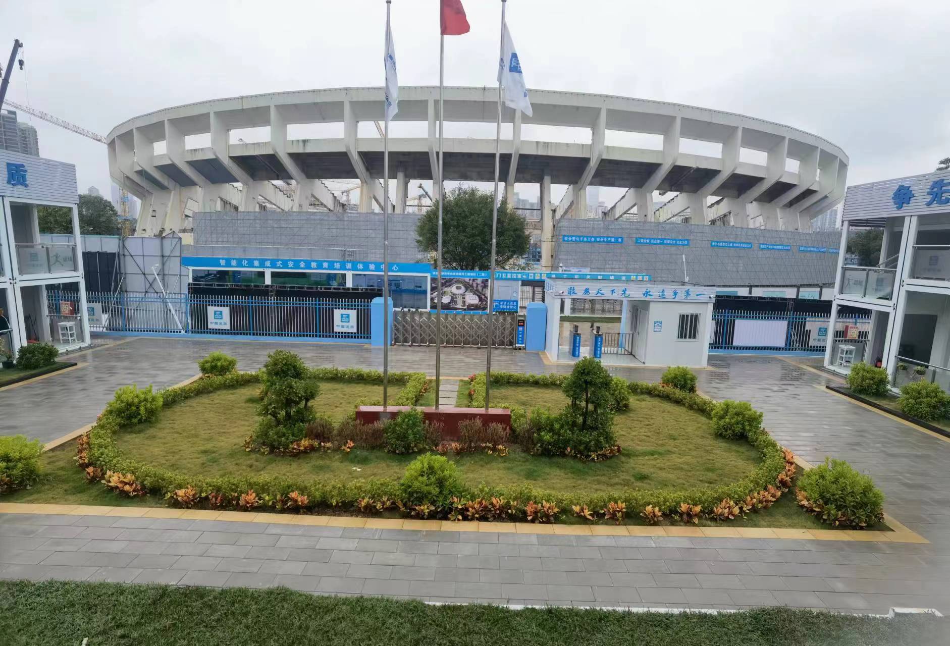 深圳市体育中心二层斜柱包钢加固