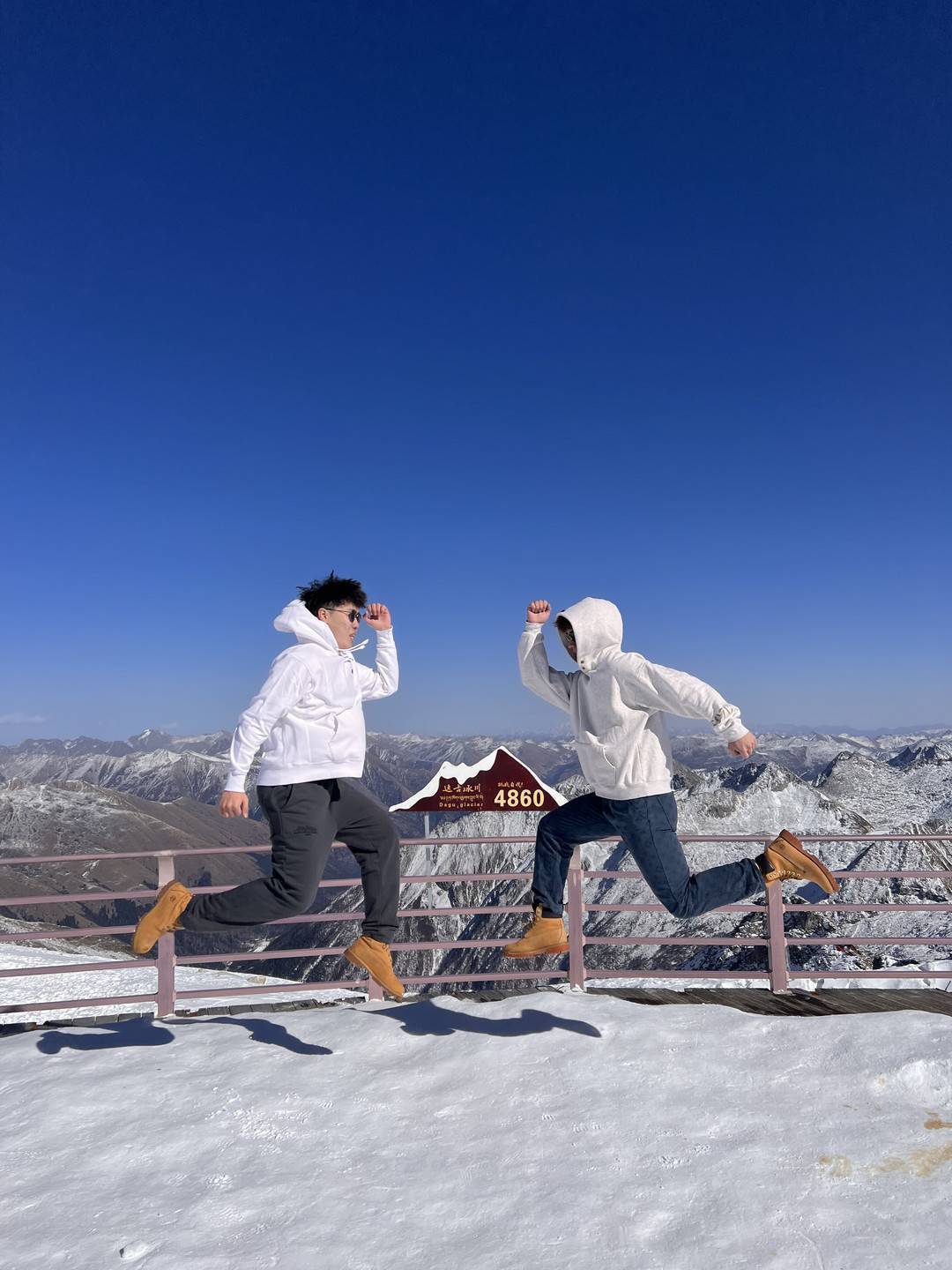 接待游客同比增长44.33％ 春节游客在四川达古冰川观日出、赏冰雕