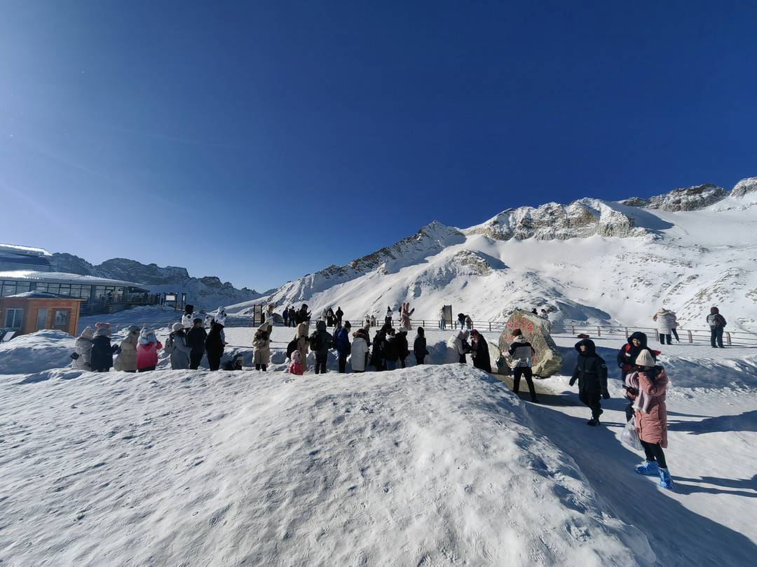 接待游客同比增长44.33％ 春节游客在四川达古冰川观日出、赏冰雕