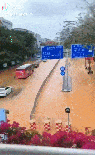 紧急抢修中！深圳闹市一路段水管爆裂，视频疯传！官方回应