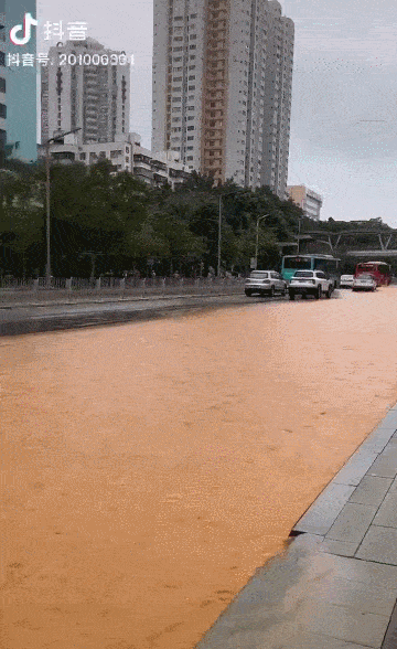 紧急抢修中！深圳闹市一路段水管爆裂，视频疯传！官方回应