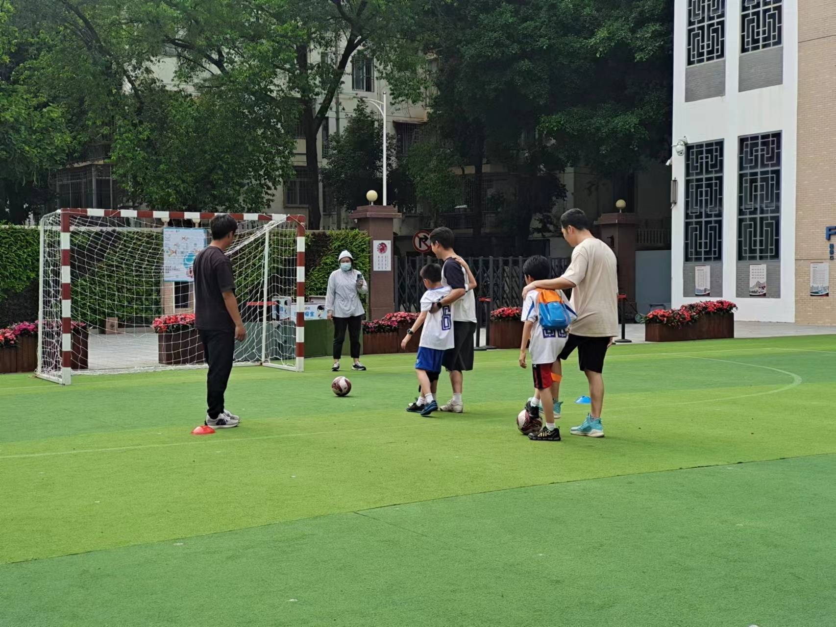 “家长也需要孩子帮助” ，一个足球撬动学习深度