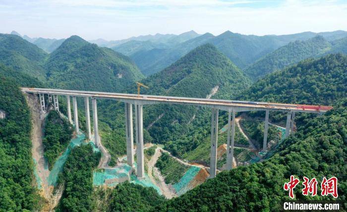 贵州桐新高速公路芭蕉湾特大桥贯通