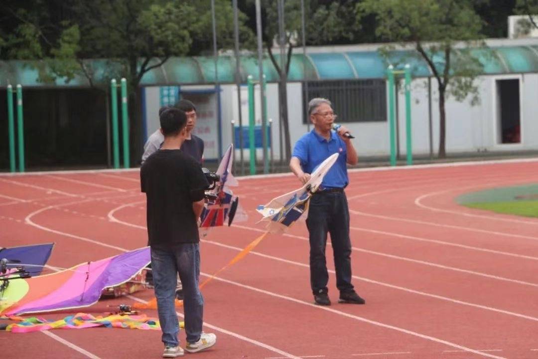 鸡蛋撞地球、仿生机器人……坪山中学科技节来了