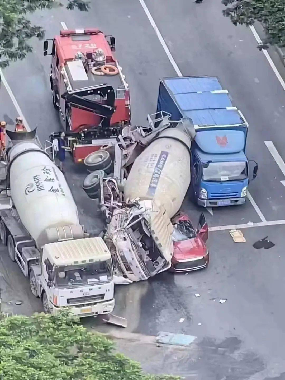 触目惊心！深圳街头发生一起多车相撞事故，一辆小汽车被压烂！