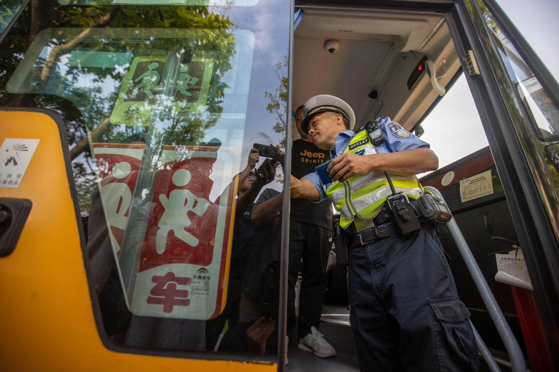 开学首日，深圳交警护航上学路