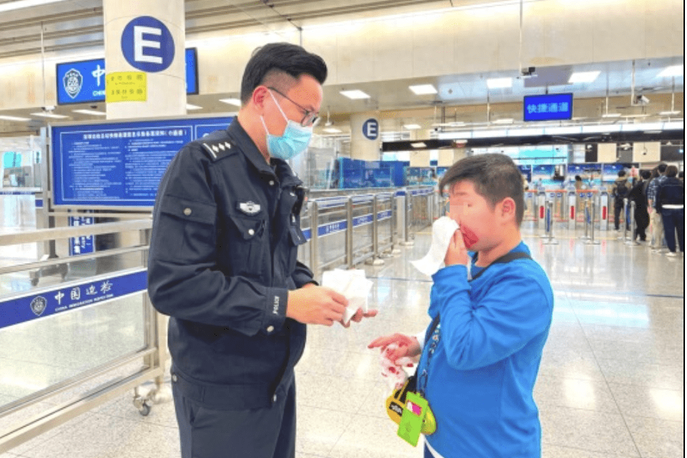 深港跨境学童通关遇难题，深圳边检民警来帮助