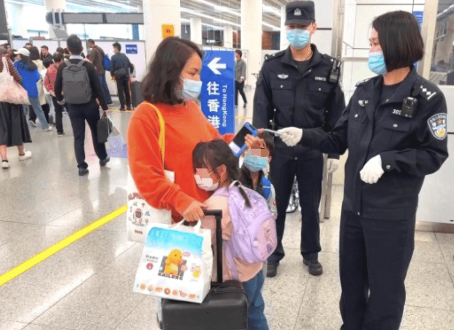 深港跨境学童通关遇难题，深圳边检民警来帮助