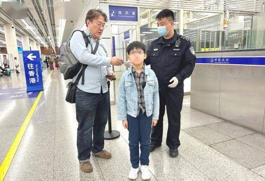 深港跨境学童通关遇难题，深圳边检民警来帮助