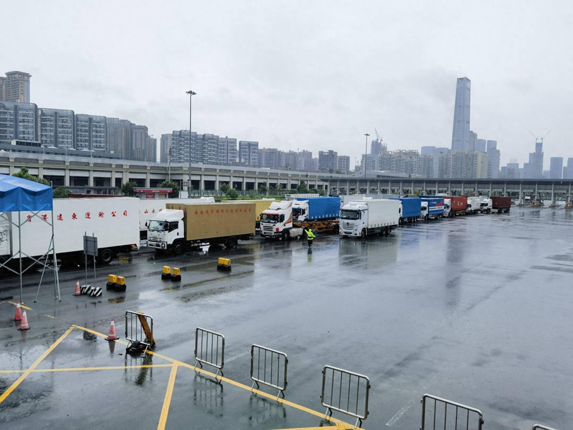 深圳边检应急响应红色暴雨预警，保障市民通关顺畅