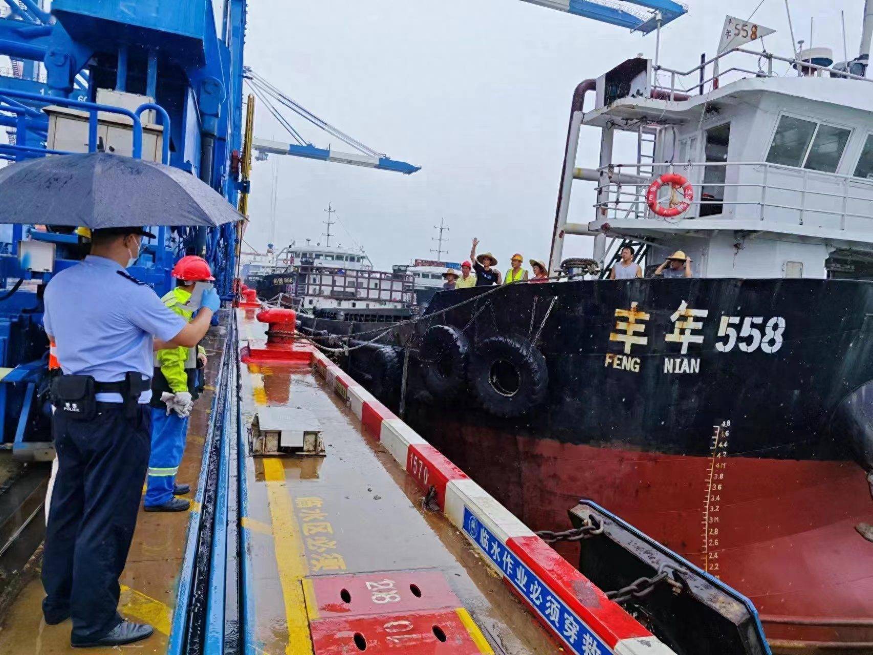 深圳边检应急响应红色暴雨预警，保障市民通关顺畅