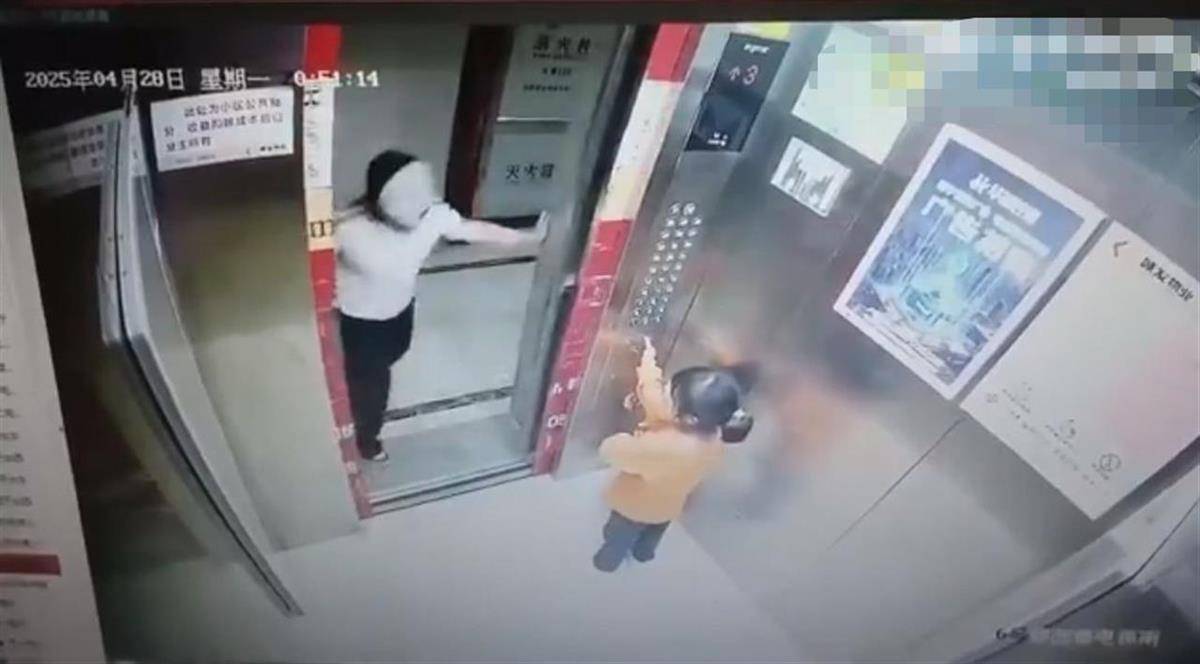 “面具女孩”多次恐吓电梯内两幼童，当事女孩及家长道歉后获谅解