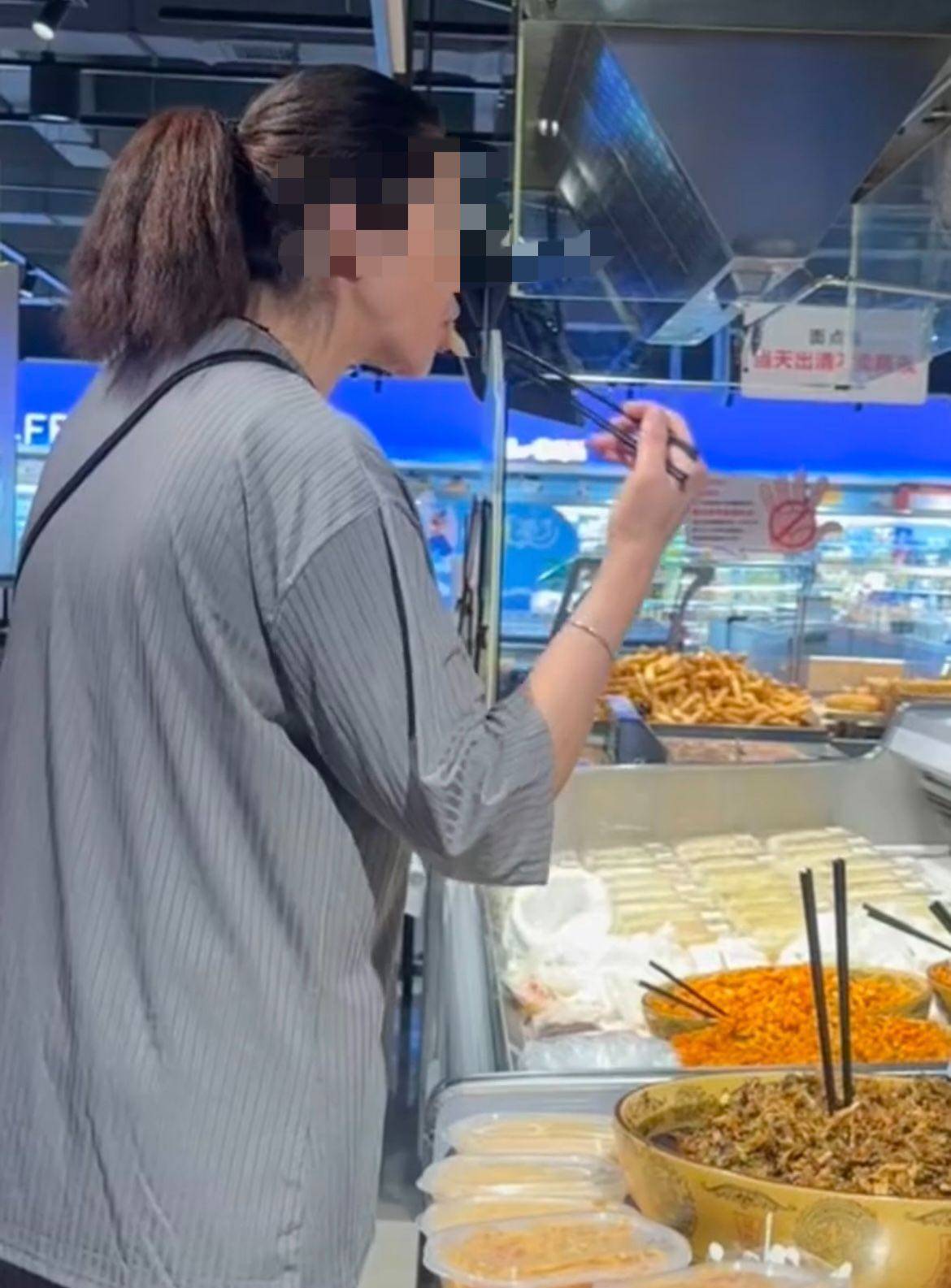 女子用超市公筷试吃咸菜后将筷子放回，涉事门店：已将咸菜下架送检