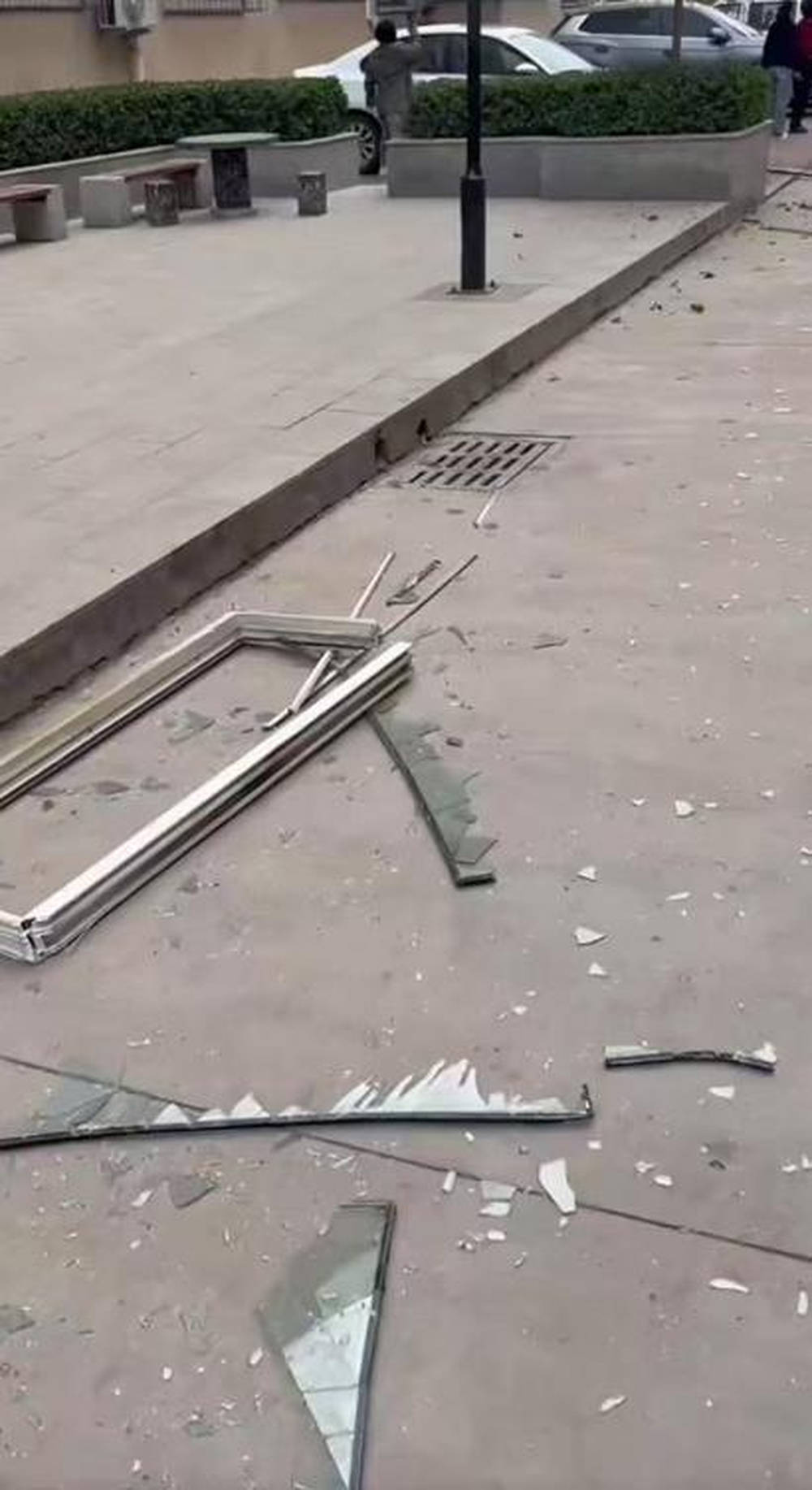 山西汾阳一男子清早回家抽烟时引发闪爆，多户窗玻璃被震碎