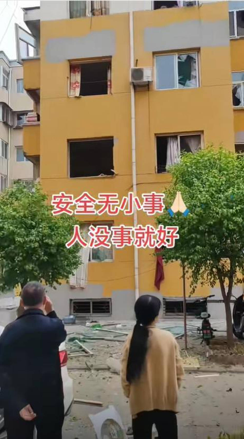 山西汾阳一男子清早回家抽烟时引发闪爆，多户窗玻璃被震碎