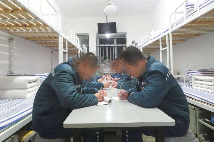 男子在上海监狱服刑11年，出狱前才得知两位家人已病逝...极大生活困境，他深深担忧→