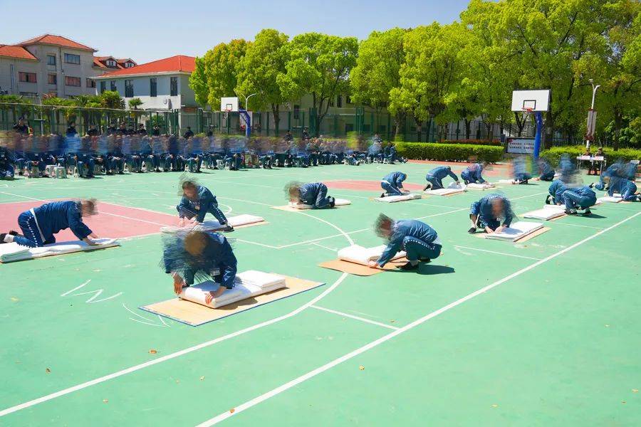 男子在上海监狱服刑11年，出狱前才得知两位家人已病逝...极大生活困境，他深深担忧→