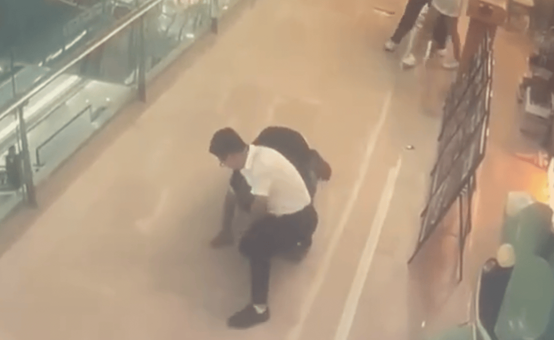 襄阳女店员迎客时疑被路过男子伸手性骚扰，店长冲出第一时间制服，当地：男子已被行拘