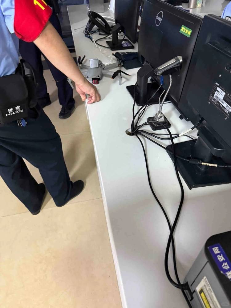 女子在滕王阁5楼拍照，无人机直接冲脑袋砸过来！警方回应