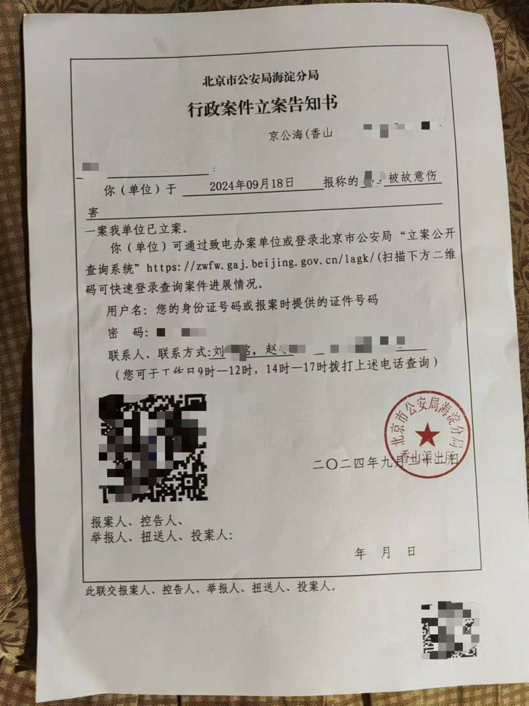 一女生遭遇同居男友两次动手，双手、髋部受伤靠轮椅出行，男方：“残了就只能跟着我”