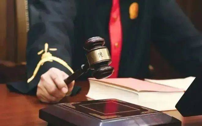 会计主任被调岗干保洁！虽薪资不变，但拒服从安排！公司：旷工，辞退！双方闹至法院…