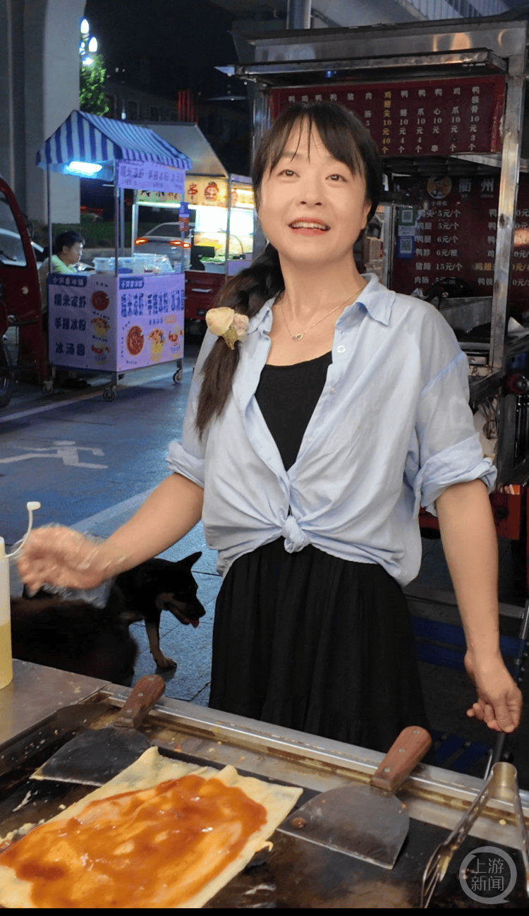失去双腿的她在夜市摆摊 成了夜市里的“团宠”