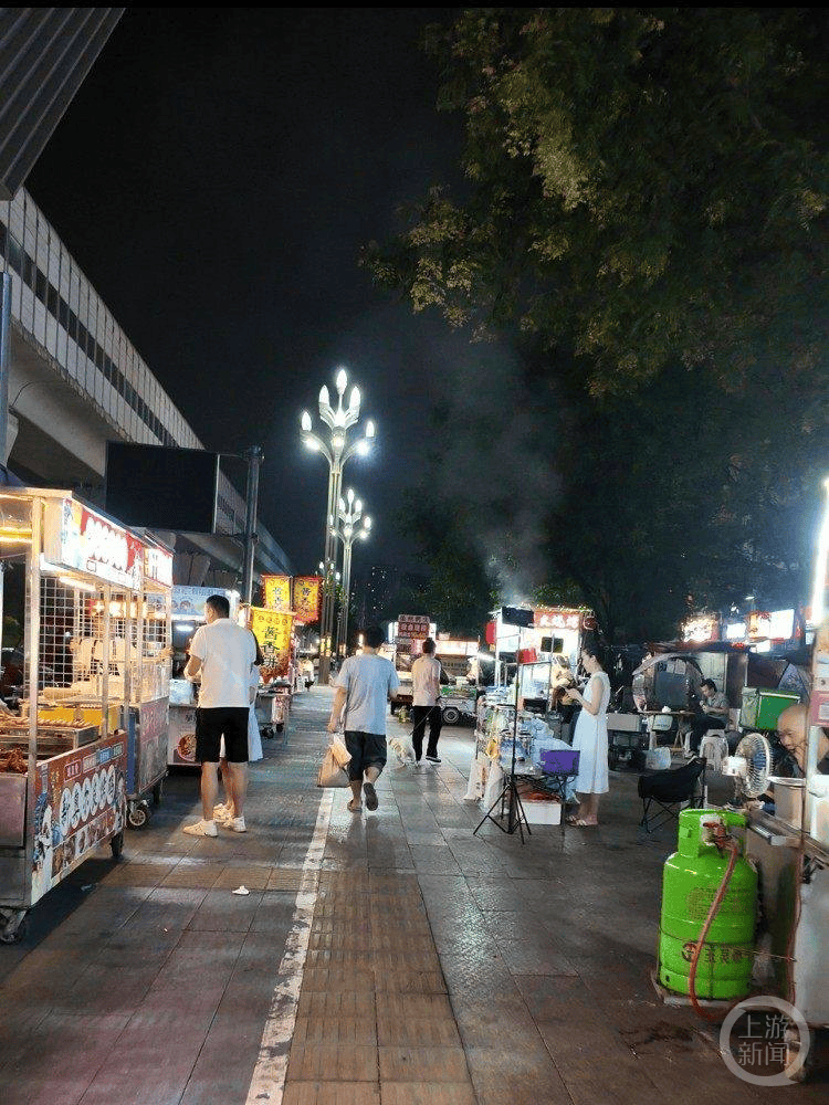 失去双腿的她在夜市摆摊 成了夜市里的“团宠”