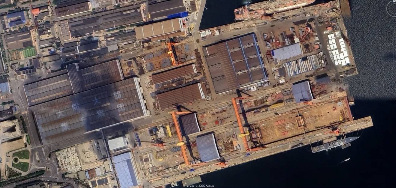 中国004型核航母初露真容，42米宽300米长，排水量或超11万吨？