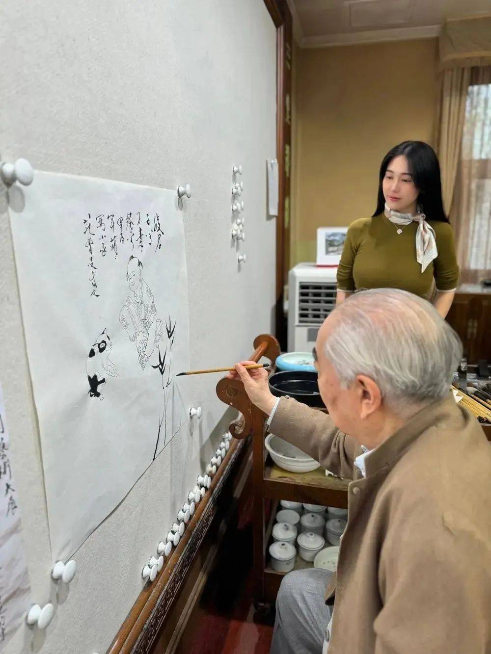 87岁书画大师范曾被娇妻带走失联？公司账号回复称“谣言”
