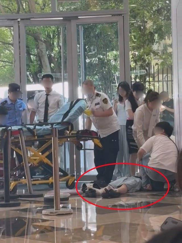 上海一主理人新店开业当天即闭店，顾客现场冒高温排长队有人晕倒，商场：已送医，另有人中暑
