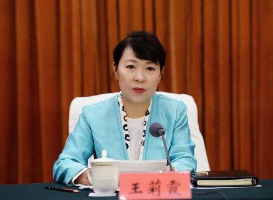 正部级美女大员被查！千万华服堆满多套住宅，化妆团队提前数小时待命~