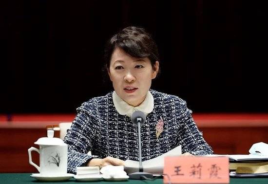 正部级美女大员被查！千万华服堆满多套住宅，化妆团队提前数小时待命~