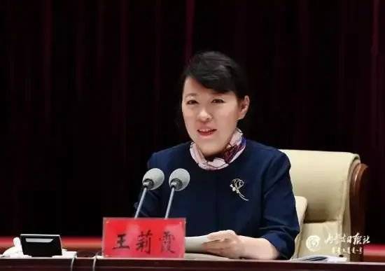 正部级美女大员被查！千万华服堆满多套住宅，化妆团队提前数小时待命~