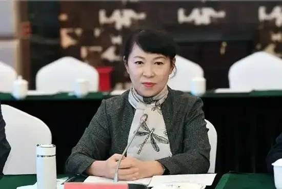 正部级美女大员被查！千万华服堆满多套住宅，化妆团队提前数小时待命~