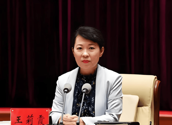 正部级美女大员被查！千万华服堆满多套住宅，化妆团队提前数小时待命~