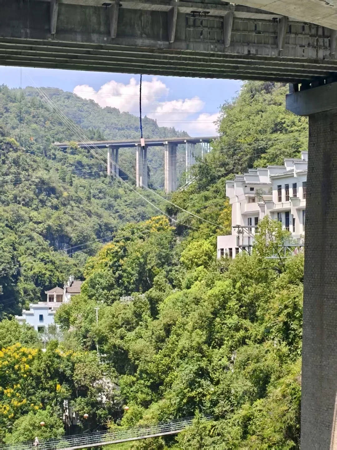 湖北宜昌一景区蹦极绳疑断开游客坠入水中，目击者称看到水里有血迹，当地：无生命危险