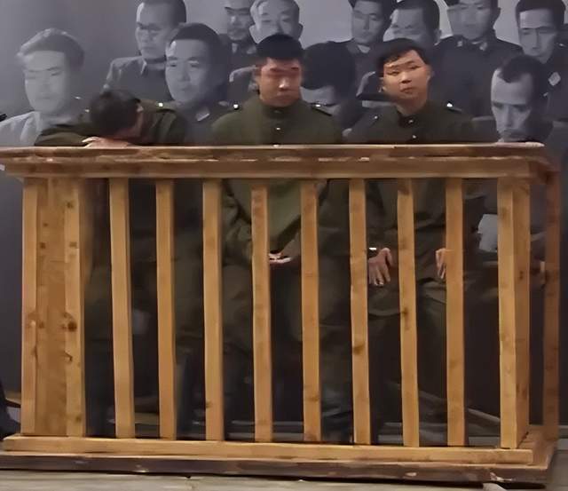 离谱！俄罗斯把日本雇佣兵俘虏关笼子里游街示众？和中国有关系？