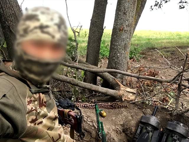 离谱！俄罗斯把日本雇佣兵俘虏关笼子里游街示众？和中国有关系？