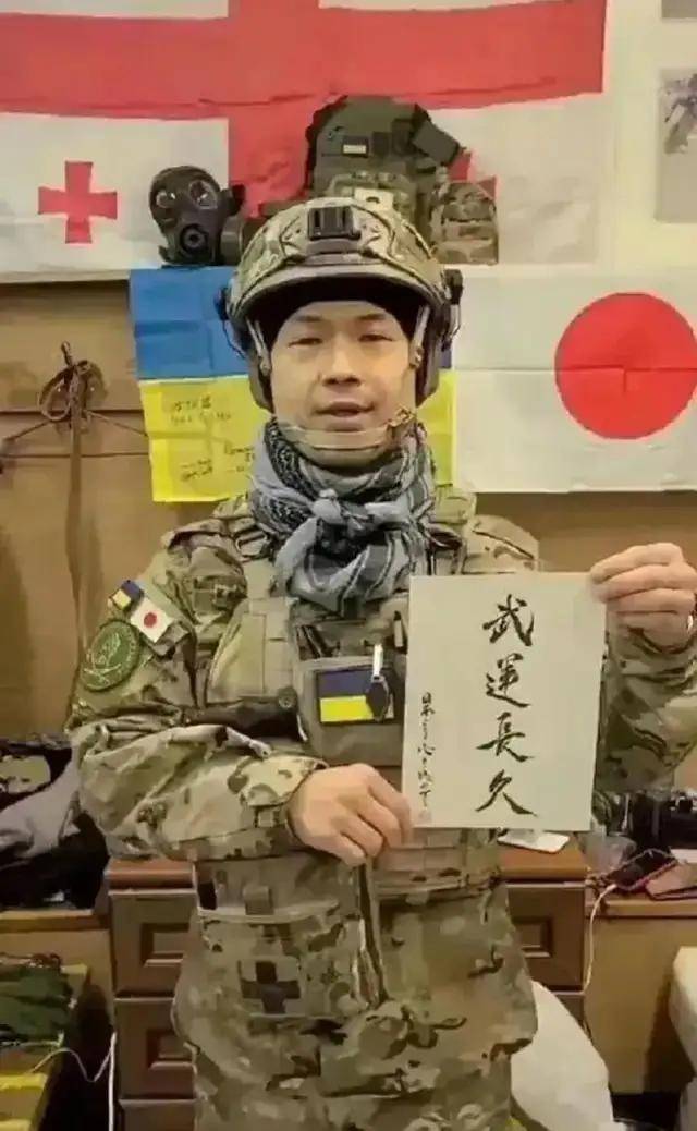 离谱！俄罗斯把日本雇佣兵俘虏关笼子里游街示众？和中国有关系？