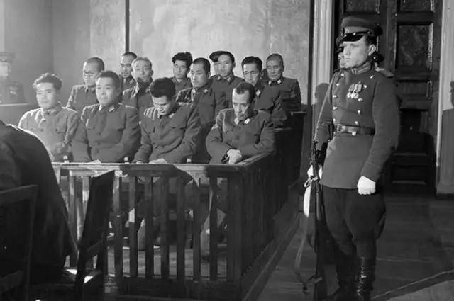 离谱！俄罗斯把日本雇佣兵俘虏关笼子里游街示众？和中国有关系？