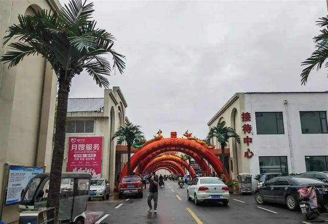 山东一酒店一天办8场婚礼，新人共用一个充气拱门，酒店称免费提供：大家都想放前面，顺序不好协调