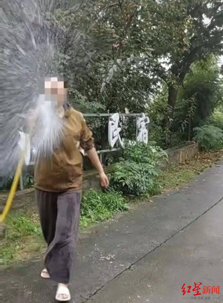 游客景区内“捡板栗壳”与民宿老板起冲突，官方曾发文邀约捡板栗，景区称已处理完毕