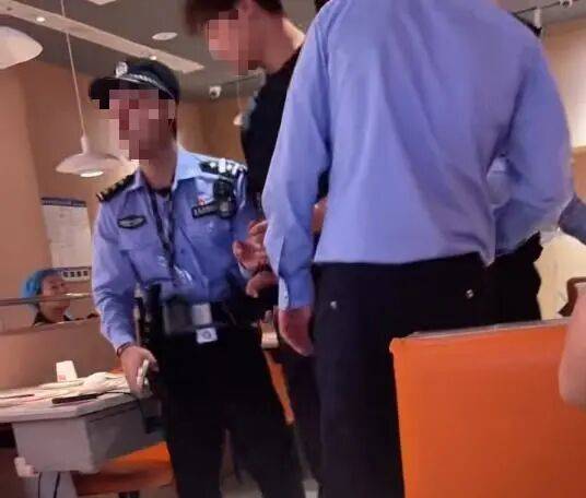 小伙和女友餐厅吃饭，被民警赶来戴铐带走；警方回应：其女友与一离家女孩“撞脸”，错抓已道歉