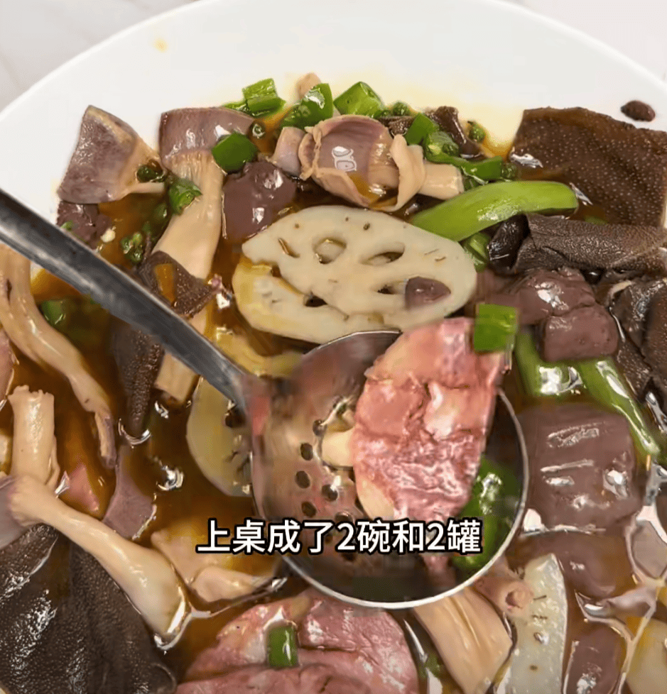 上海一女子点了个88元的菜，结账变358元！餐厅称服务员是新来的，食材是临时叫的外卖……