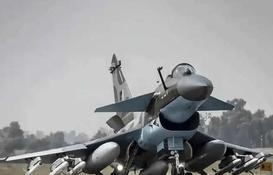 印巴空战后，西方首次看到霹雳15：加军机上门挑衅，被解放军驱逐