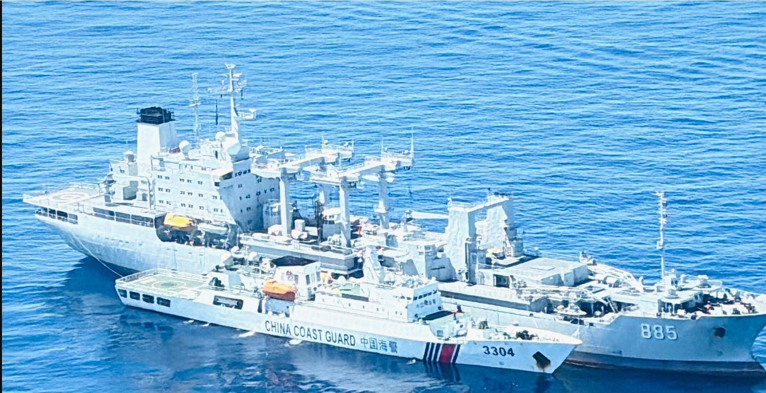 解放军动真格！3万吨战舰出击黄岩岛，054A调转舰炮，随时能开火