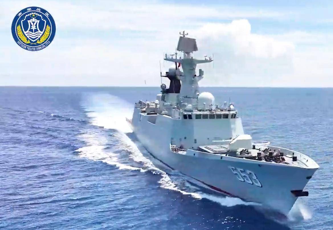 解放军动真格！3万吨战舰出击黄岩岛，054A调转舰炮，随时能开火