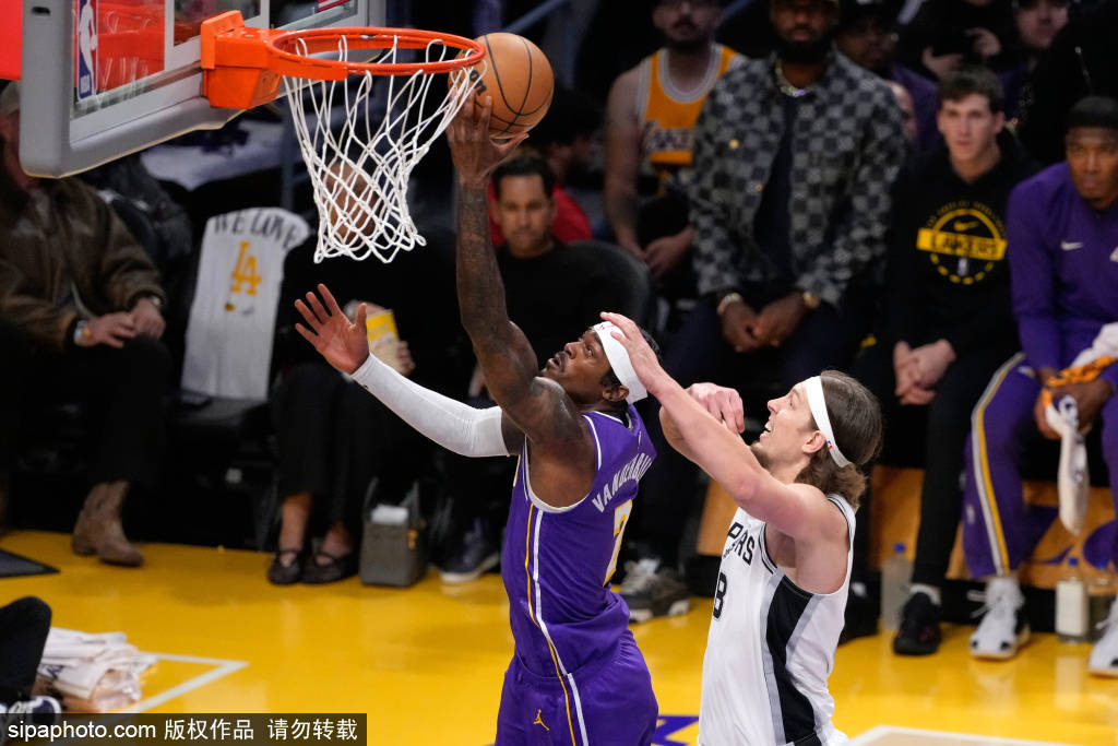 卢卡·东契奇对八村塁未能得分感到不满，但随后助攻三分球