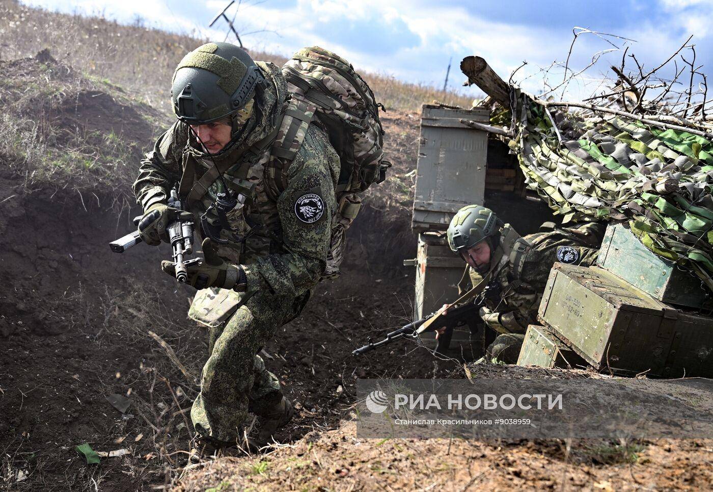 堵上最后1公里！俄军包了2025年最大饺子，300名敢死队攻占红军城