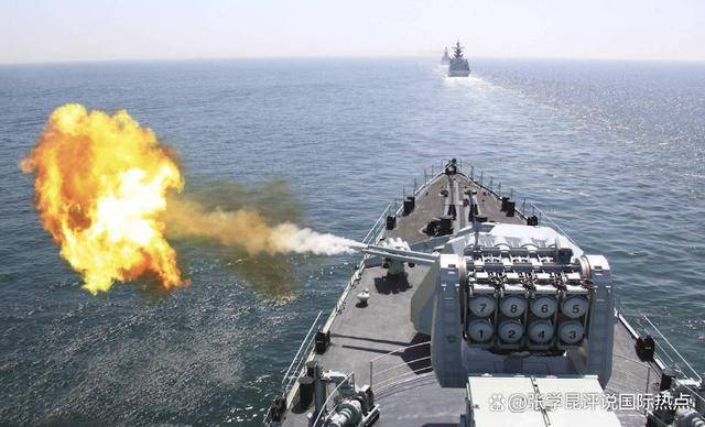 日本再传爆炸消息，高市计划背水一战，解放军面朝日本，连打8天